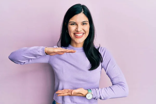 Ung Latinamerikansk Kvinna Bär Avslappnade Kläder Gester Med Händerna Visar — Stockfoto