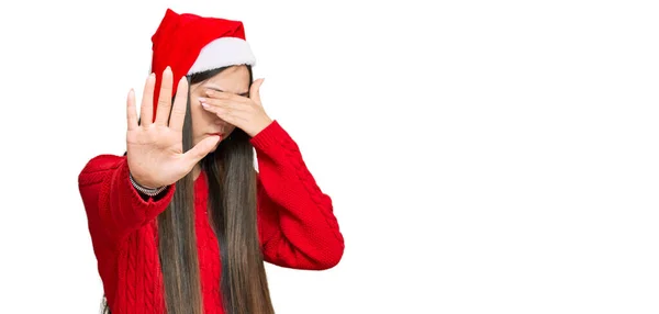 Jovem Chinesa Vestindo Chapéu Natal Cobrindo Olhos Com Mãos Fazendo — Fotografia de Stock