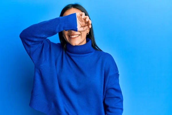 Mujer Asiática Joven Con Suéter Invierno Casual Cubriendo Los Ojos — Foto de Stock