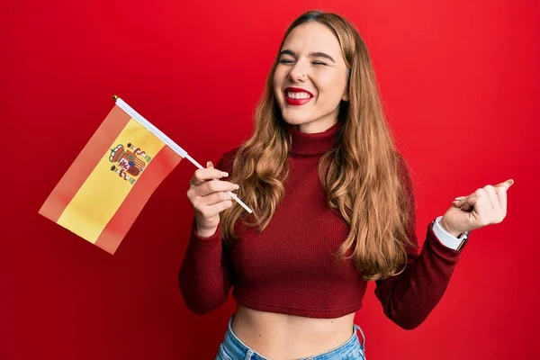 Νεαρή Ξανθιά Γυναίκα Που Κρατάει Την Ισπανική Σημαία Ουρλιάζοντας Περήφανη — Φωτογραφία Αρχείου