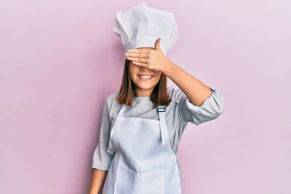 Mladá Krásná Žena Profesionální Kuchařské Uniformě Klobouku Úsměvem Smíchem Rukou — Stock fotografie
