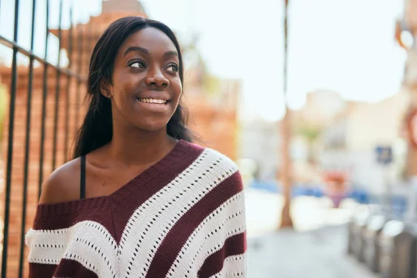 Joven Mujer Afroamericana Sonriendo Feliz Pie Ciudad —  Fotos de Stock