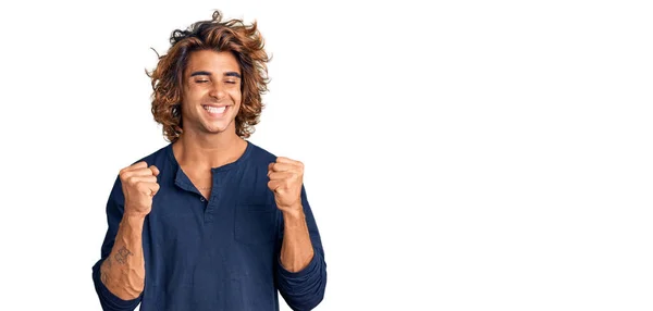 Gündelik Kıyafetler Giyen Genç Spanyol Adam Başarı Için Heyecanlı Kolları — Stok fotoğraf