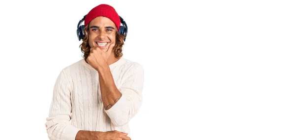 Young Hispanic Man Listening Music Using Headphones Looking Confident Camera — Stock Photo, Image