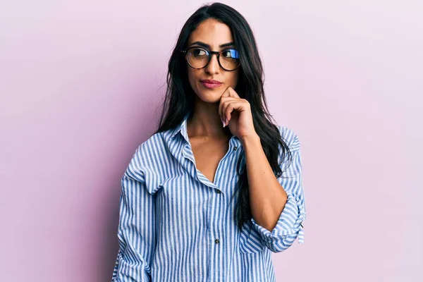 Hermosa Mujer Hispana Usando Ropa Casual Gafas Pensando Concentrada Duda —  Fotos de Stock