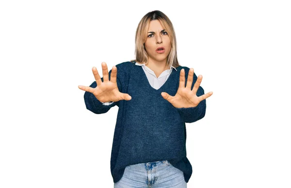 Junge Kaukasische Frau Lässiger Kleidung Macht Stop Geste Mit Handflächen — Stockfoto