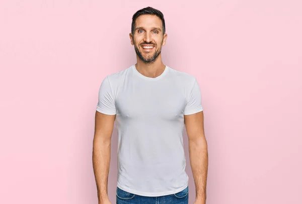 Homem Bonito Com Barba Vestindo Camisa Branca Casual Com Sorriso — Fotografia de Stock