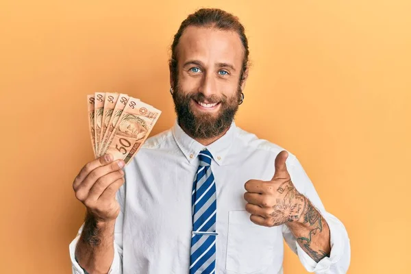 Bonito Homem Negócios Com Barba Cabelos Longos Segurando Notas Reais — Fotografia de Stock