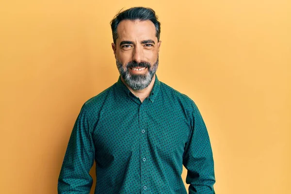 Hombre Mediana Edad Con Barba Pelo Gris Que Lleva Ropa — Foto de Stock