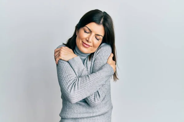 Mujer Hispana Joven Vistiendo Ropa Casual Abrazándose Feliz Positivo Sonriendo —  Fotos de Stock