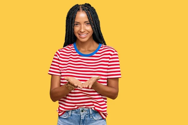 Hermosa Mujer Hispana Vistiendo Ropa Casual Sonriendo Con Las Palmas —  Fotos de Stock