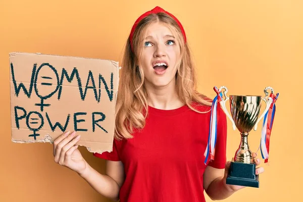 Hermosa Chica Caucásica Joven Sosteniendo Bandera Poder Mujer Trofeo Enojado — Foto de Stock