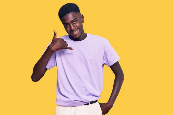 Genç Afro Amerikan Adam Günlük Giysiler Giyip Gülümsüyor Telefonla Parmaklarıyla — Stok fotoğraf