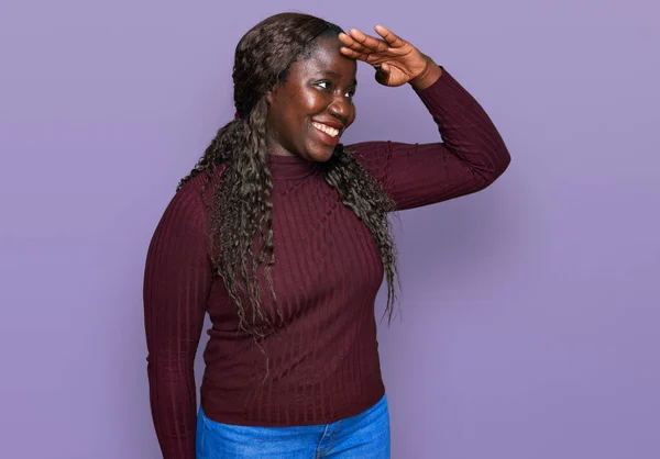 Mujer Africana Joven Vistiendo Suéter Invierno Casual Muy Feliz Sonriente —  Fotos de Stock