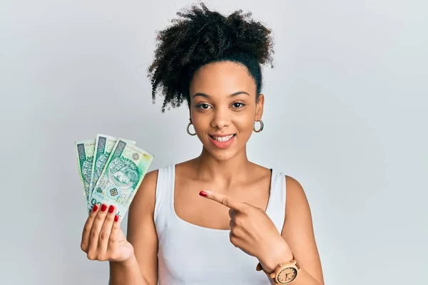 Joven Afroamericana Chica Sosteniendo 100 Pulido Zloty Billetes Sonriendo Feliz —  Fotos de Stock