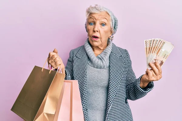 Idősebb Ősz Hajú Bevásárlószatyrokkal Dél Koreai Nyert Bankjegyeket Sokkos Arccal — Stock Fotó
