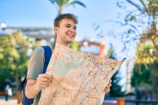 Young Caucasian Tourist Man Smiling Happy Holding Map City — Stock Photo, Image