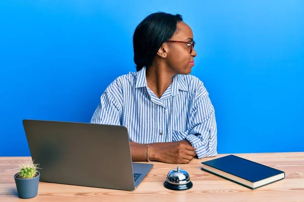 Jovem Mulher Africana Trabalhando Recepção Hotel Usando Laptop Olhando Para — Fotografia de Stock