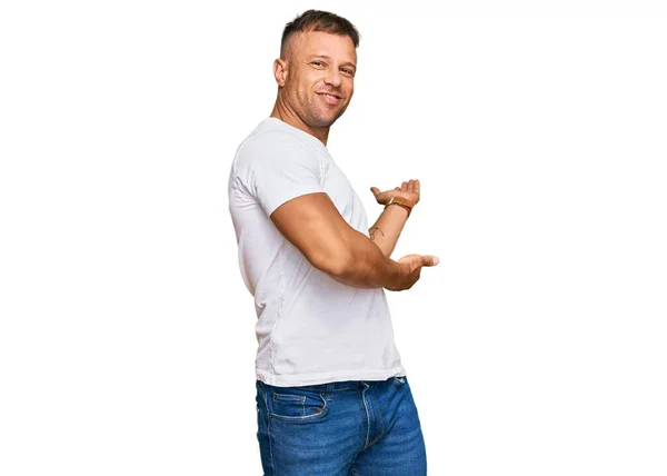 Knappe Spier Man Draagt Casual Witte Tshirt Uitnodigen Gaan Glimlachen — Stockfoto