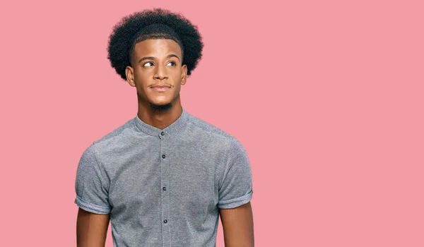 Hombre Afroamericano Con Pelo Afro Vistiendo Ropa Casual Sonriendo Mirando —  Fotos de Stock