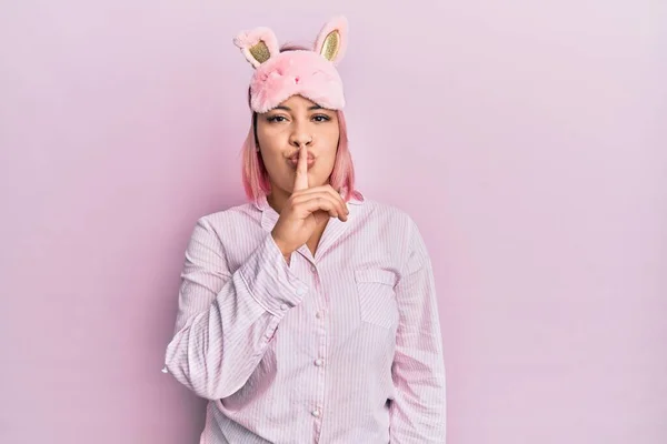 Mujer Hispana Pelo Rosa Con Máscara Para Dormir Pijama Pidiendo — Foto de Stock
