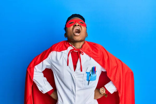 Jovem Afro Americana Vestindo Uniforme Médico Traje Super Herói Irritado — Fotografia de Stock