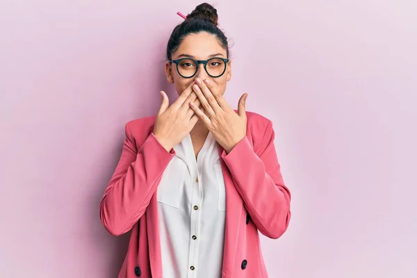 Ceketi Gözlük Takan Güzel Bir Ortadoğulu Kadın Gülüyor Utanıyor Kıkırdıyor — Stok fotoğraf