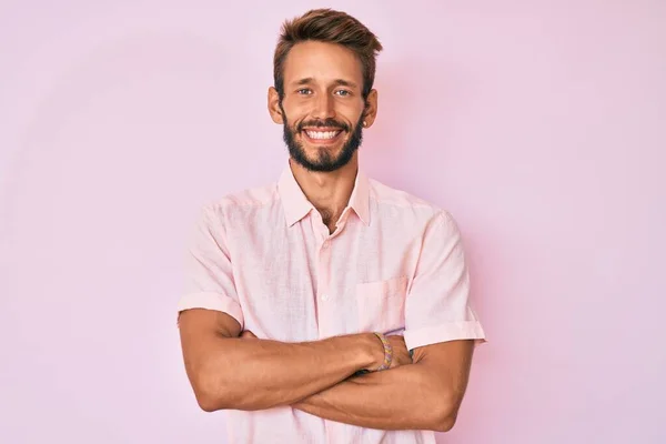 Bello Uomo Caucasico Con Barba Che Indossa Casual Camicia Rosa — Foto Stock