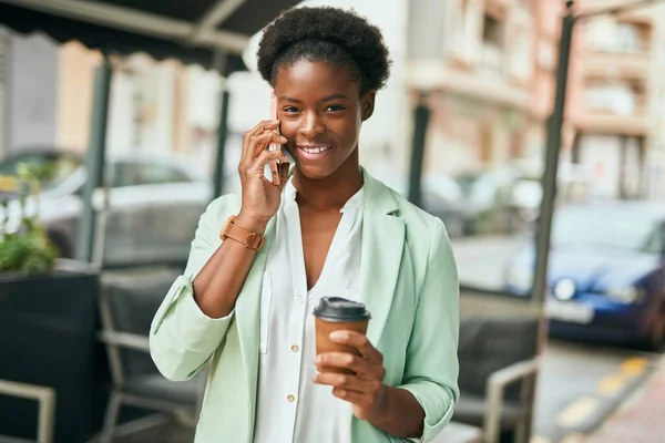 Mladá Africká Americká Obchodnice Mluví Smartphone Pití Kávy Městě — Stock fotografie
