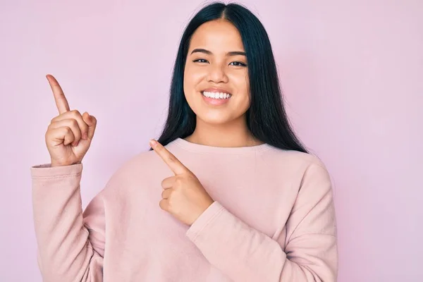 Jong Mooi Aziatisch Meisje Dragen Casual Roze Trui Glimlachen Kijken — Stockfoto