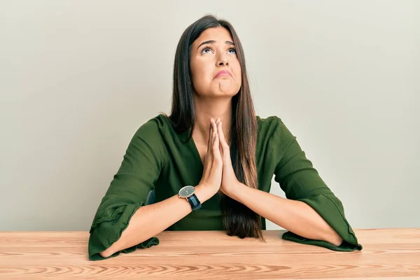 Jonge Brunette Vrouw Draagt Casual Kleding Zitten Tafel Bedelen Bidden — Stockfoto