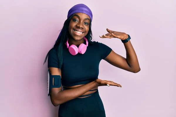 Mujer Afroamericana Joven Que Usa Ropa Gimnasia Usa Auriculares Que —  Fotos de Stock