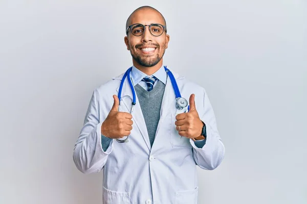 Hispanischer Erwachsener Mann Arztuniform Und Stethoskop Erfolgszeichen Macht Positive Geste — Stockfoto