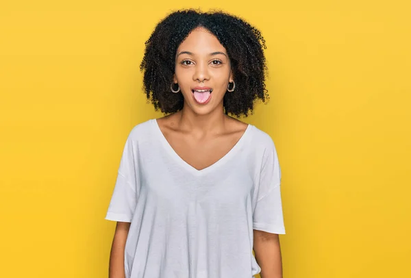 Młoda Afroamerykanka Ubrana Luźne Ciuchy Wystaje Szczęśliwa Śmiesznym Wyrazem Twarzy — Zdjęcie stockowe
