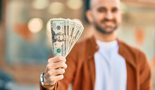 Joven Calvo Hispano Sonriendo Feliz Sosteniendo Dólares Americanos Ciudad — Foto de Stock