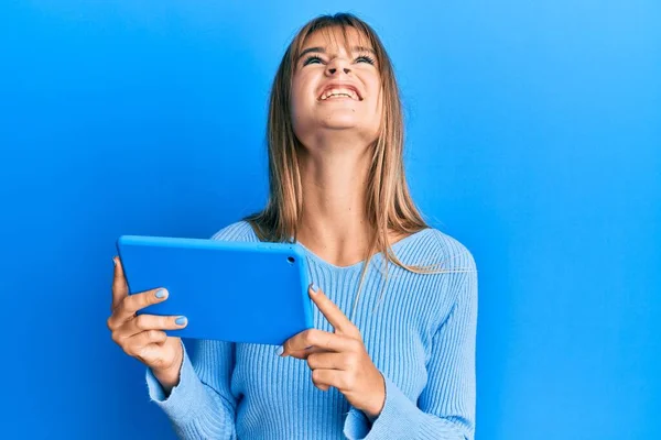 Adolescente Caucasiano Menina Usando Dispositivo Touchpad Irritado Louco Gritando Frustrado — Fotografia de Stock