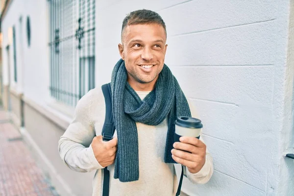 Mladý Běloch Student Muž Usměvavý Šťastný Pití Odnést Kávu Městě — Stock fotografie
