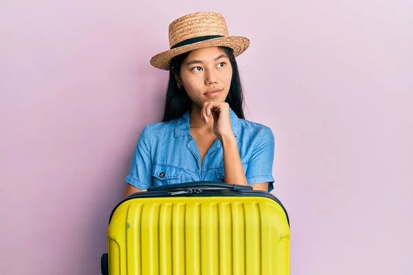 Giovane Donna Cinese Con Cappello Estivo Borsa Mano Pensando Concentrato — Foto Stock