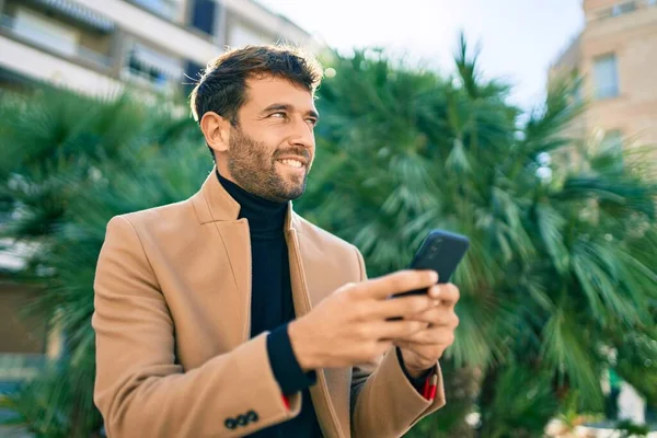 Όμορφος Επιχειρηματίας Φορώντας Κομψό Σακάκι Χρησιμοποιώντας Smartphone Χαμογελώντας Χαρούμενος Εξωτερικούς — Φωτογραφία Αρχείου