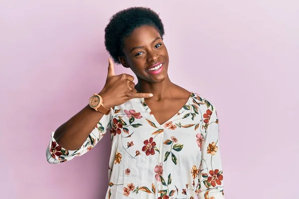 Een Jong Afrikaans Amerikaans Meisje Casual Kleding Lachend Telefoongebaar Makend — Stockfoto
