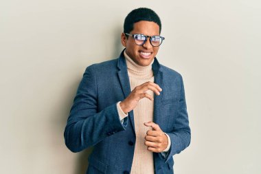 Zarif kıyafetler ve gözlüklü yakışıklı İspanyol adam tiksindirici bir ifade takınıyordu. Tiksinti tepkisi yüzünden tiksinti ve korku ifadesi takınıyordu. Eller havada. 