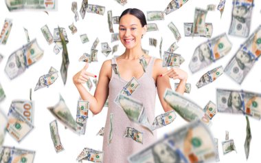 Güzel esmer, sıradan bir elbise giyen, kendine güveni olan, kendini gururlu ve mutlu gösteren genç bir kadın..