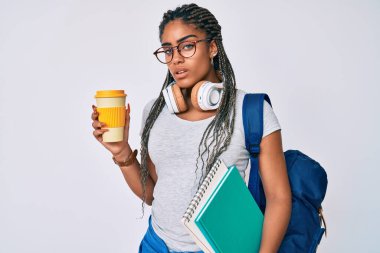 Örgü ören, öğrenci çantası takan, kahve içen ve kafası karışık genç Afro-Amerikan kadın. şüphe kavramı. 