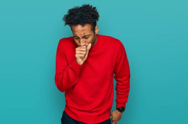 Sakallı, kış süveteri giyen, kendini iyi hissetmeyen ve soğuk algınlığı veya bronşitin belirtisi olarak öksüren Afrikalı genç bir Amerikalı. sağlık hizmeti kavramı. 