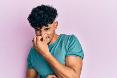 Gündelik kıyafetler giyen genç Arap yakışıklı bir adam pis ve iğrenç bir koku alıyor. Dayanılmaz bir koku. Nefesini burnunda tutuyor. Kötü kokuyor. 