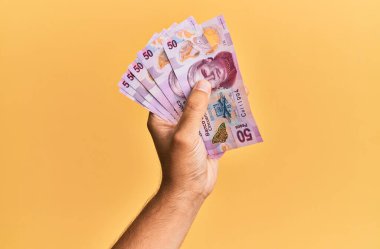 Meksika 50 pesosu olan İspanyol bir adamın el yazısı. İzole edilmiş sarı arka planda..