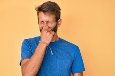 Sakallı, sıradan kıyafetler giyen yakışıklı beyaz adam pis ve iğrenç bir koku alıyor. Dayanılmaz bir koku. Parmakları burnunda nefesini tutuyor. Kötü kokuyor. 