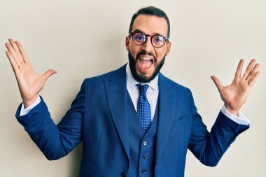 Sakallı, takım elbiseli ve kravatlı genç adam çılgın kutlamalar yapıyor ve kolları açık, gözleri açık heyecanla haykırıyor. Kazanan konsept 