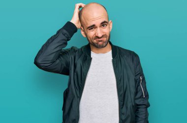 Gündelik kıyafetler giyen genç İspanyol adam soru sorup kafasını karıştırıyor. Şüpheyle kararsız, kafa kafaya düşünerek. Düşünceli kavram. 