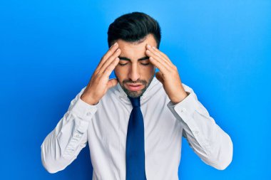 Kafası ağrıdığı için iş kıyafetleri giymiş genç İspanyol bir adam. migren ağrısı. 